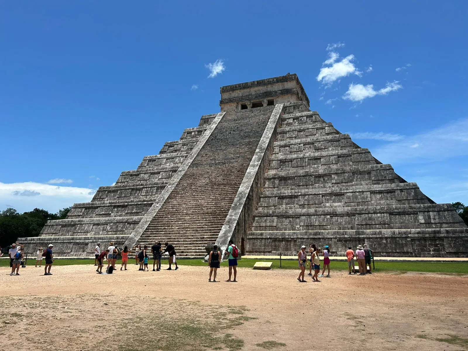 Exploring Chichen Itza with a certified tour guide. Get your Tour guide with ChichenItza.com